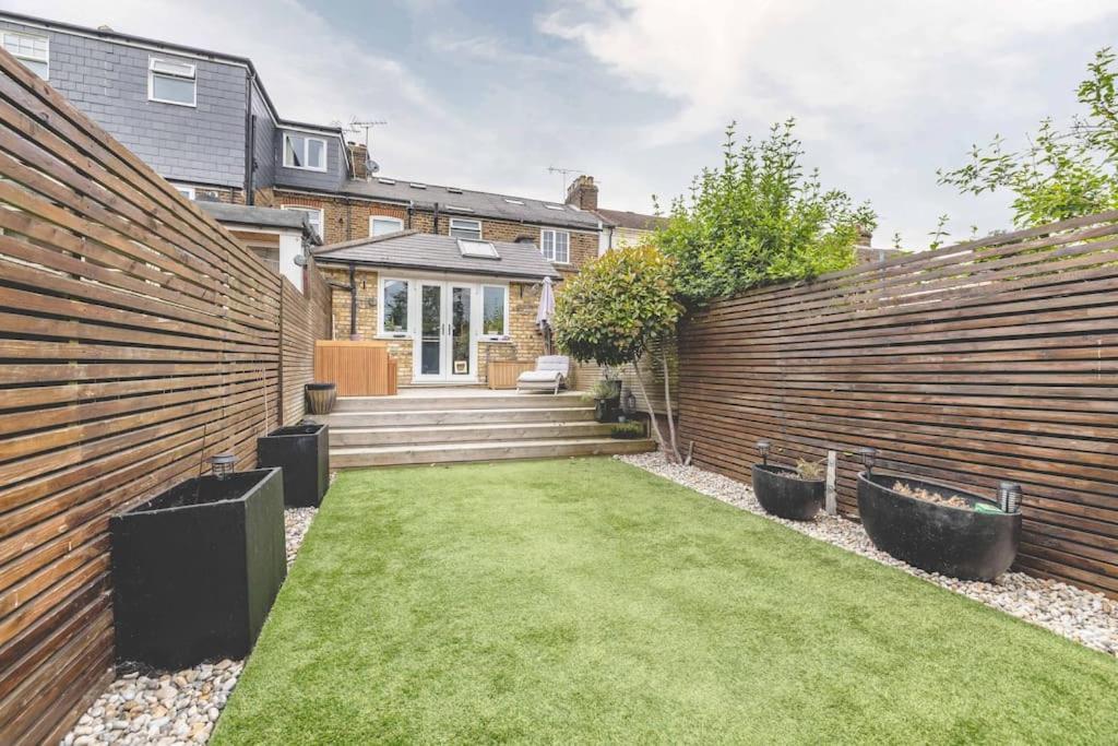 Stylish 2-Bed House With Office And Private Garden Vila Windsor Exterior foto